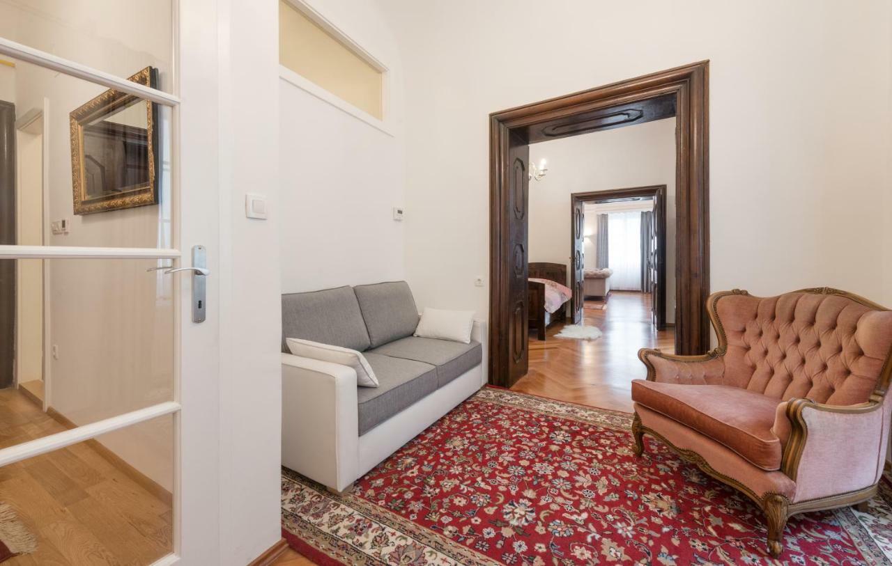 Codelli Deluxe Fresco Centre App With Balcony